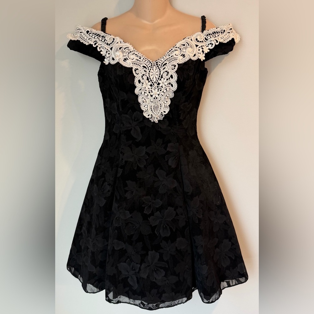 ZUM ZUM Vintage 80-90's Black Velvet Floral Off The Shoulder Y2K Mini Dress 3-4